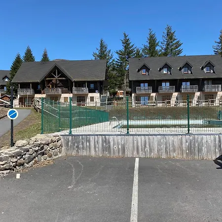 Duplex Calme Avec Piscine Et Balcon Pres De Super-besse - Fr-1-814-40 * Besse-et-Saint-Anastaise
